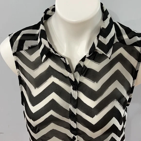 H&M Sleeveless Blouse Black White Chevron Pattern - Picture 2 of 8